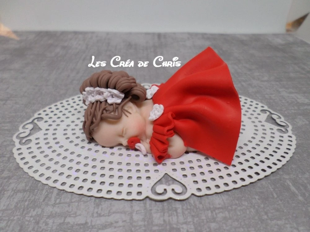 Bébé Fimo Fille Robe Et Cheveux En Reliefs. 1 Bébé Fimo Fille Robe Et Cheveux En Reliefs.