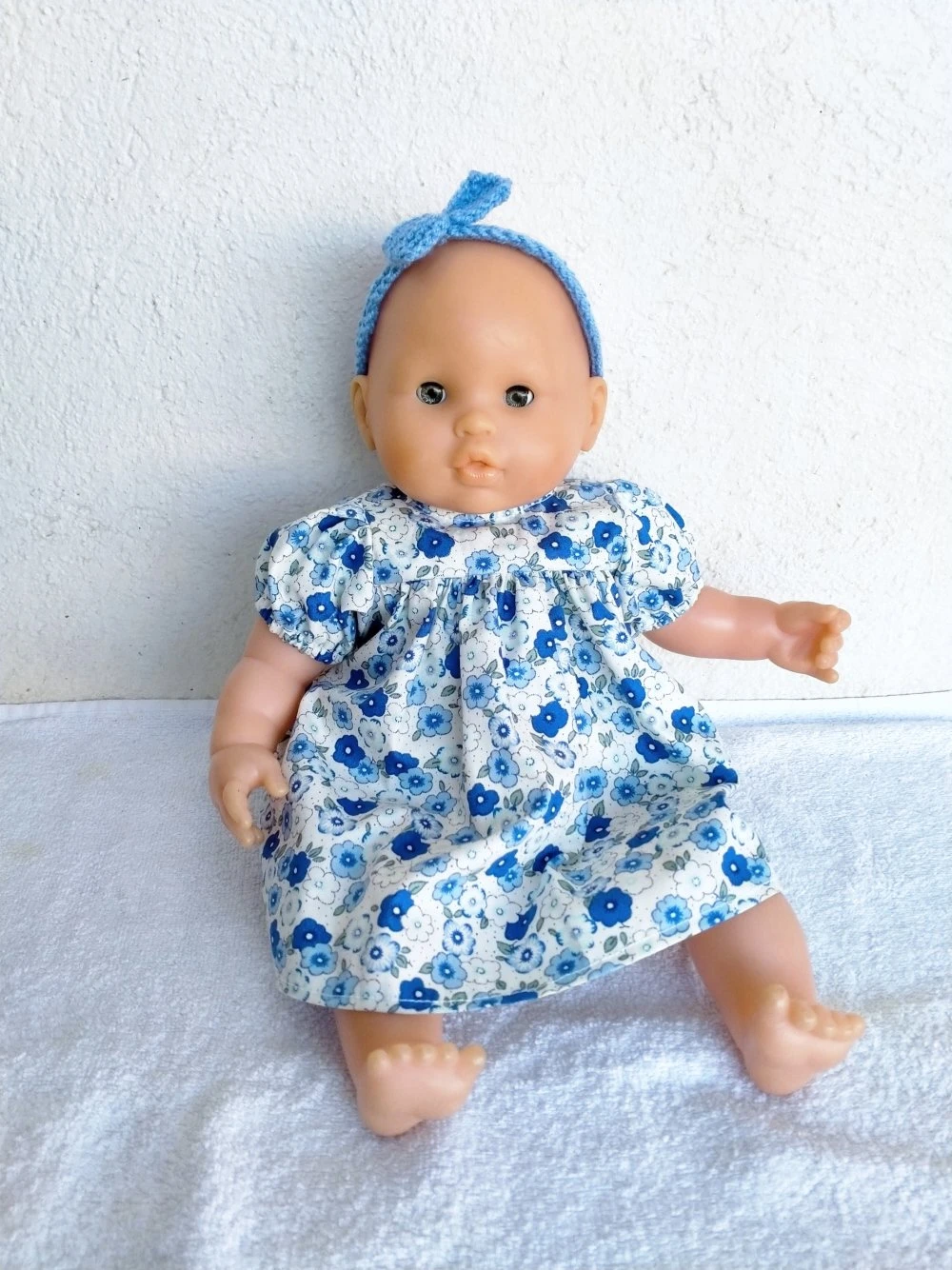 Habits, Vêtements Poupon Corolle 36 Cm - Robe Fleurs Bleues 2 Habits, Vêtements Poupon Corolle 36 Cm - Robe Fleurs Bleues – Image 2