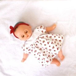 Habits Poupon Petitcollin 28 Cm - Robe Petits Fruits Rouges -Éclat Boutique 4591225 vetements pour poupon petitcollin robe petits fruits roug 3