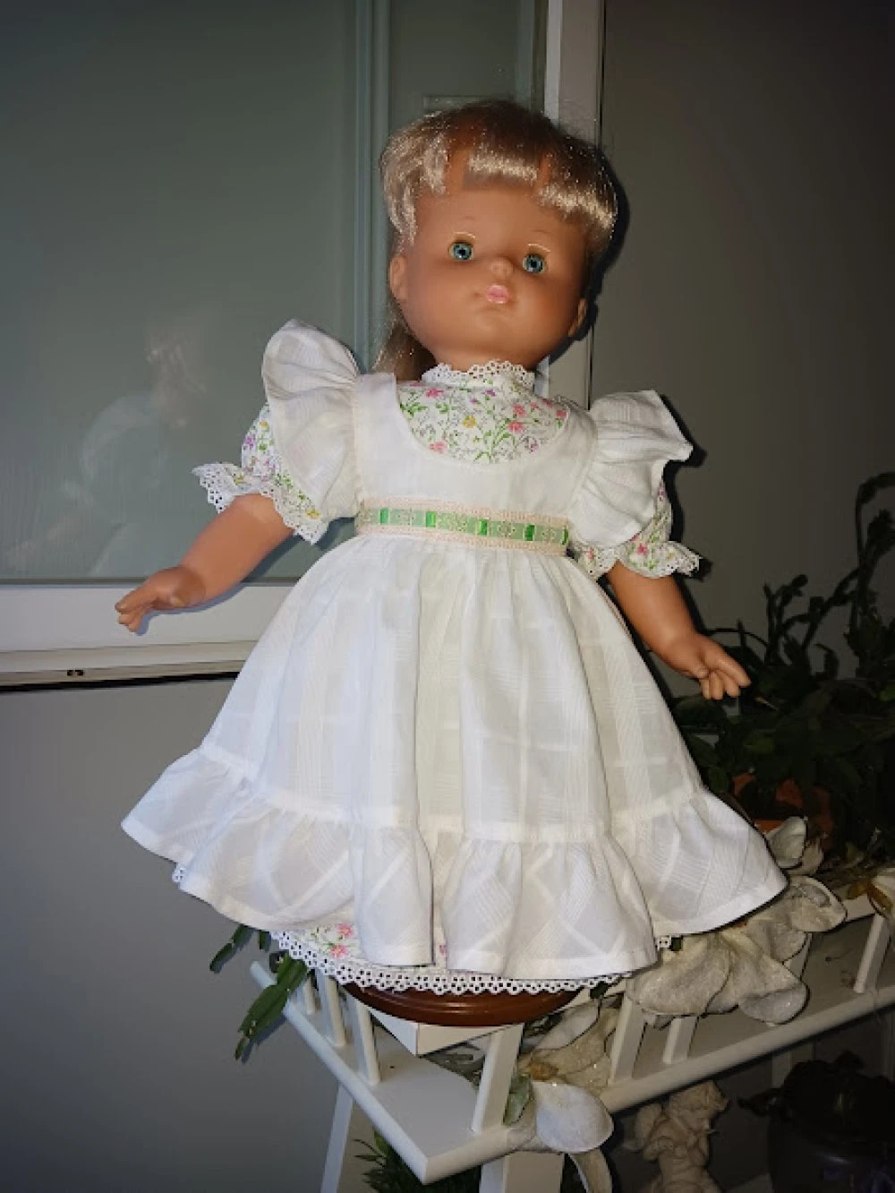 Robe Poupée 45/50 Cm Corps Souple Robe Et Tablier Blanc Et Fleurs Coton Fait Main 2 Robe Poupée 45/50 Cm Corps Souple Robe Et Tablier Blanc Et Fleurs Coton Fait Main – Image 2