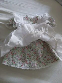 Robe Poupée 45/50 Cm Corps Souple Robe Et Tablier Blanc Et Fleurs Coton Fait Main 7 Robe Poupée 45/50 Cm Corps Souple Robe Et Tablier Blanc Et Fleurs Coton Fait Main -Éclat Boutique 4661379 robe poupee 45 50 cm corps souple robe et tablier vert anis 3