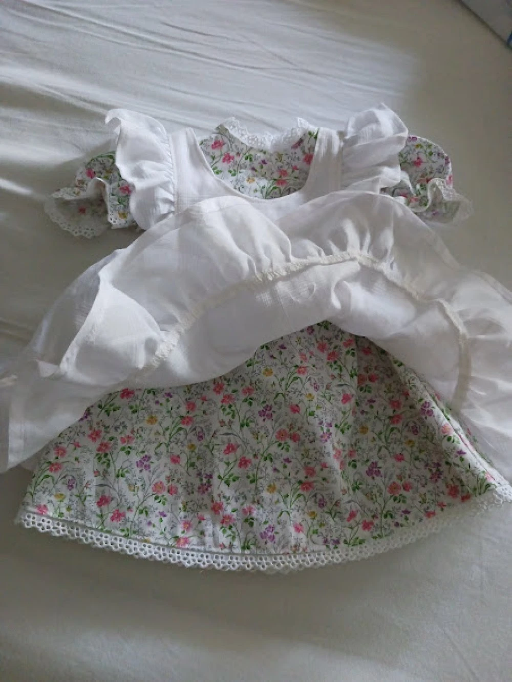 Robe Poupée 45/50 Cm Corps Souple Robe Et Tablier Blanc Et Fleurs Coton Fait Main 3 Robe Poupée 45/50 Cm Corps Souple Robe Et Tablier Blanc Et Fleurs Coton Fait Main – Image 3