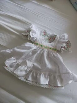 Robe Poupée 45/50 Cm Corps Souple Robe Et Tablier Blanc Et Fleurs Coton Fait Main 8 Robe Poupée 45/50 Cm Corps Souple Robe Et Tablier Blanc Et Fleurs Coton Fait Main -Éclat Boutique 4661379 robe poupee 45 50 cm corps souple robe et tablier vert anis 4