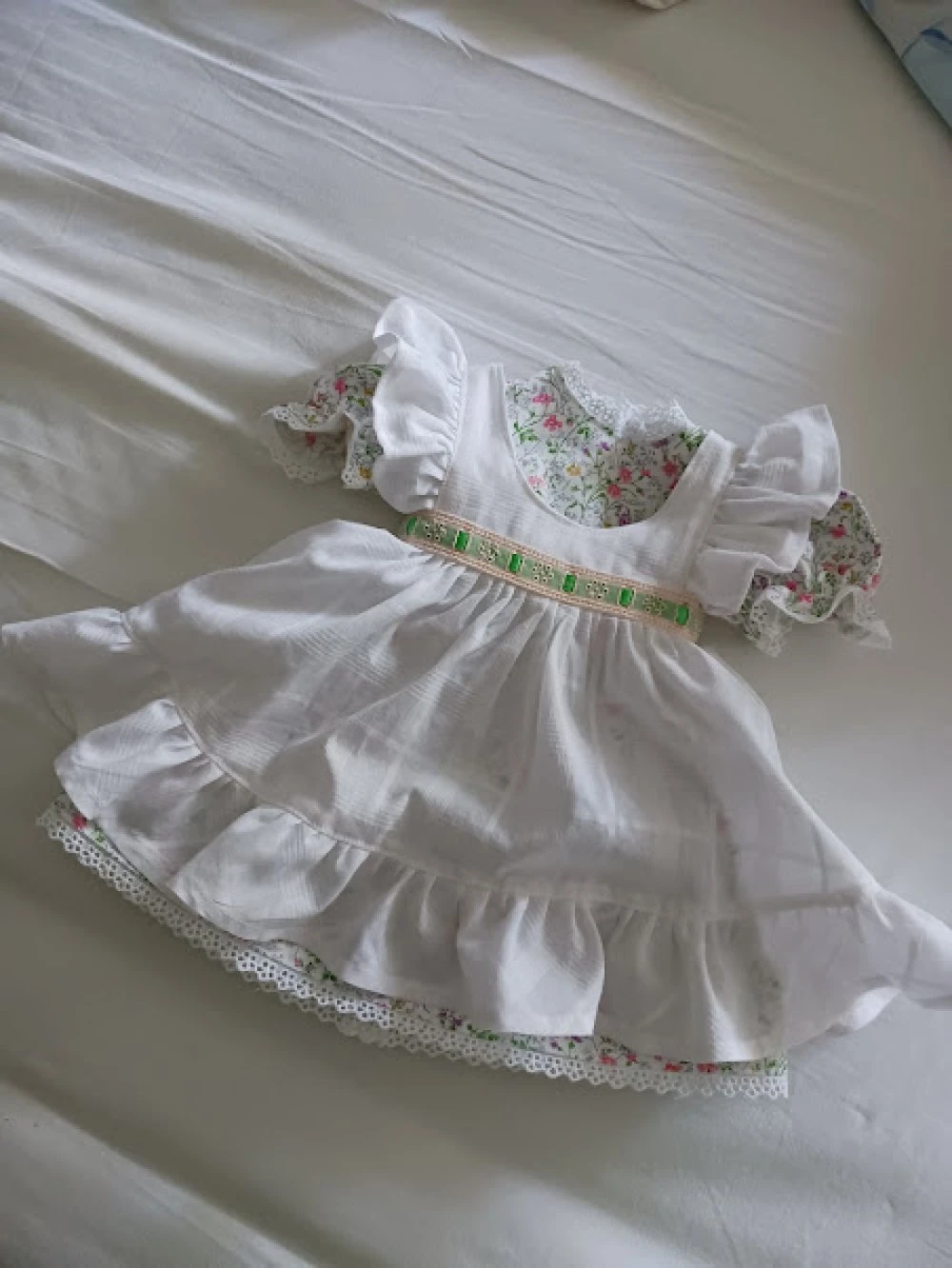 Robe Poupée 45/50 Cm Corps Souple Robe Et Tablier Blanc Et Fleurs Coton Fait Main 4 Robe Poupée 45/50 Cm Corps Souple Robe Et Tablier Blanc Et Fleurs Coton Fait Main – Image 4