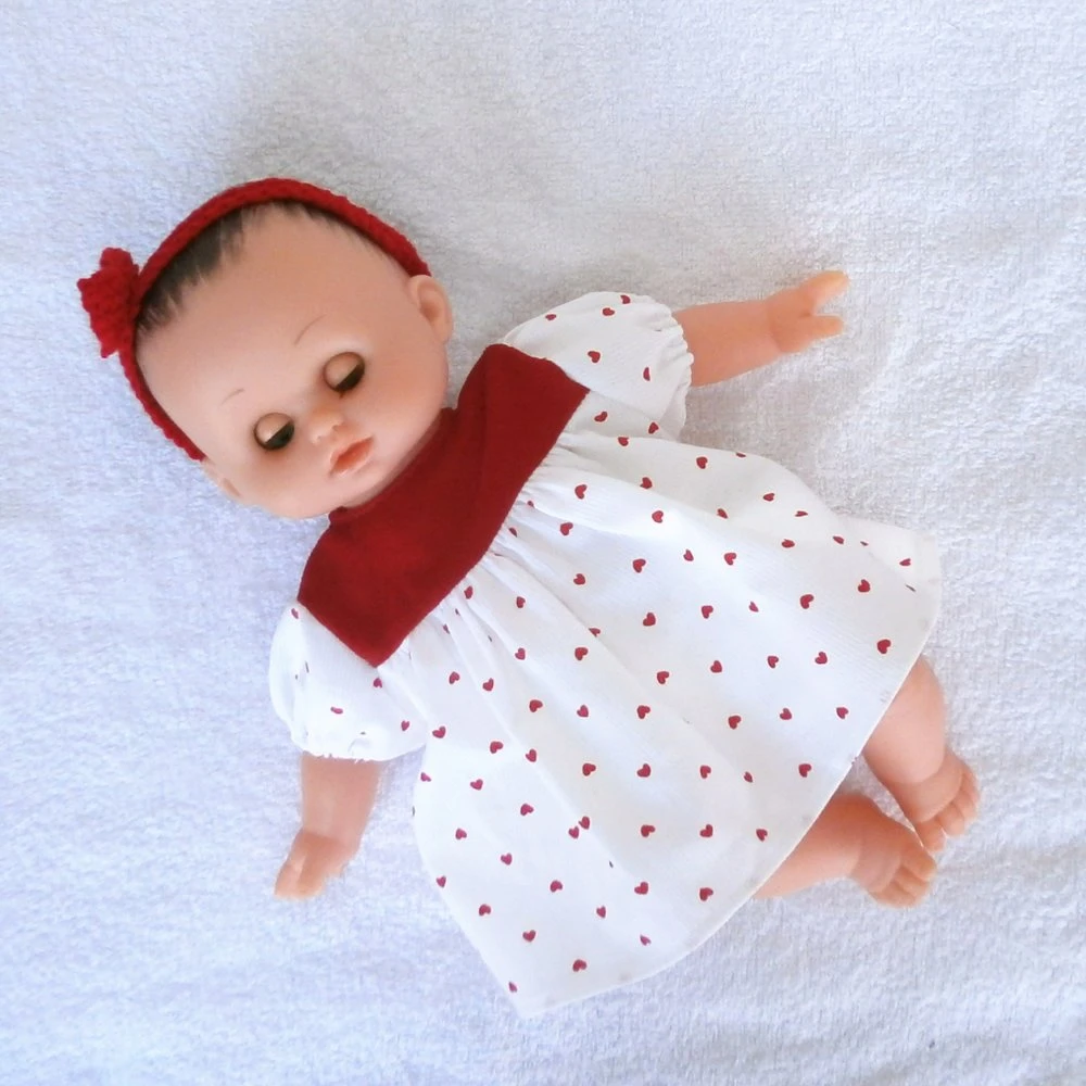 Habits Poupon Petitcollin 28 Cm - Robe Petits Coeurs Rouges 2 Habits Poupon Petitcollin 28 Cm - Robe Petits Coeurs Rouges – Image 2