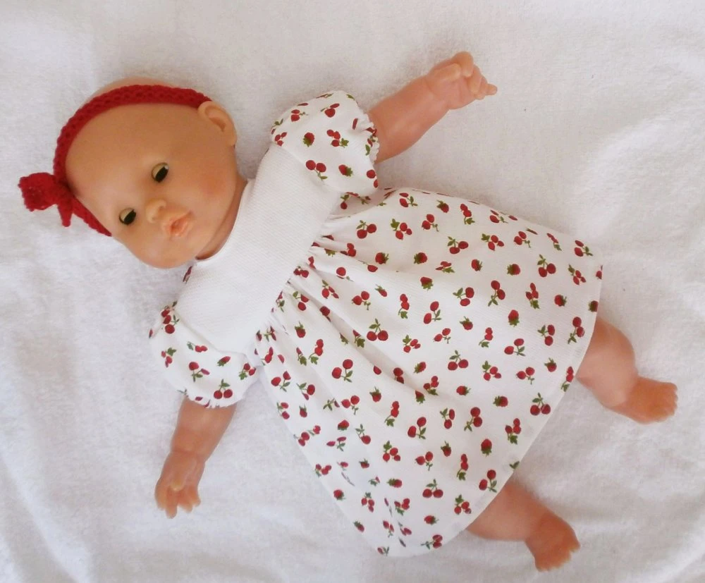 Habits Poupon Corolle 36 Cm Corps Souple - Robe Petits Fruits Rouges 2 Habits Poupon Corolle 36 Cm Corps Souple - Robe Petits Fruits Rouges – Image 2