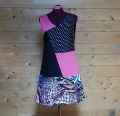 Robe Trapèze Ample Sans Manches Dans Les Tons Noir Et Rose