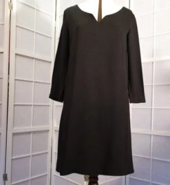 Robe Trapèze Noire En Crêpe De Polyester à Manches 3/4 -Éclat Boutique 468309 robe trapeze noire en crepe de polyester a manches 3 4 3