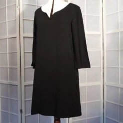 Robe Trapèze Noire En Crêpe De Polyester à Manches 3/4 -Éclat Boutique 468309 robe trapeze noire en crepe de polyester a manches 3 4 4