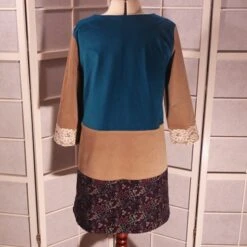 Robe Trapèze En En Velours Milleraies à Manches ¾ Dans Les Tons Bleu, Beige Et Violet -Éclat Boutique 468356 robe trapeze en en velours milleraies a manches dans les tons bleu beige et violet 2