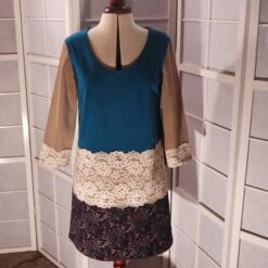 Robe Trapèze En En Velours Milleraies à Manches ¾ Dans Les Tons Bleu, Beige Et Violet