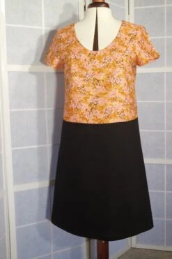 Petite Robe Trapèze Noire à Et Ocre à Fleurs Blanches Et Roses Pâles à Manches Courtes En Tissu Coton Taille 40 -Éclat Boutique 468381 petite robe trapeze noire a et ocre a fleurs blanches et roses pales a manches courtes en tissu coton taille 40 2