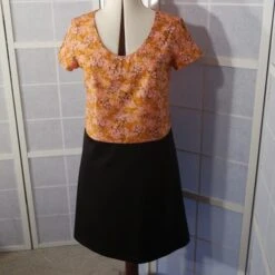 Petite Robe Trapèze Noire à Et Ocre à Fleurs Blanches Et Roses Pâles à Manches Courtes En Tissu Coton Taille 40