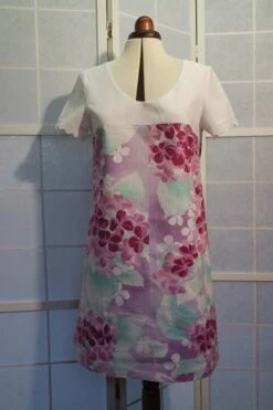 Petite Robe Trapèze à Fleurs Roses Et Blanches Sur Fond Noir Ou Rose à Manches Courtes En Tissu Coton Et Lin -Éclat Boutique 468382 petite robe trapeze a fleurs roses et blanches sur fond noir ou rose a manches courtes en tissu coton et lin 5