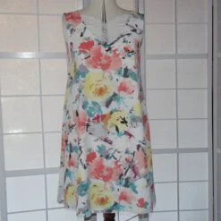 Robe Trapèze Ample Sans Manche Réalisée Dans Un Crêpe De Polyester Blanc Avec Motifs Multicolores Dans Les