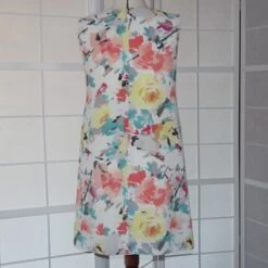 Robe Trapèze Ample Sans Manche Réalisée Dans Un Crêpe De Polyester Blanc Avec Motifs Multicolores Dans Les -Éclat Boutique 468387 robe trapeze ample sans manche realisee dans un crepe de polyester blanc avec motifs multicolores dans les 4