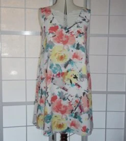 Robe Trapèze Ample Sans Manche Réalisée Dans Un Crêpe De Polyester Blanc Avec Motifs Multicolores Dans Les -Éclat Boutique 468387 robe trapeze ample sans manche realisee dans un crepe de polyester blanc avec motifs multicolores dans les 5