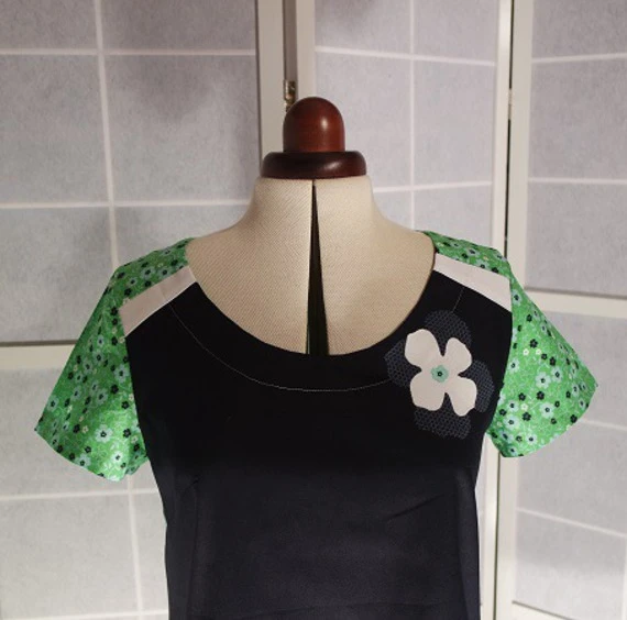 Robe Trapèze Ample à Manches Courtes Dans Les Tons Bleu Marine, Blanc Et Vert 2 Robe Trapèze Ample à Manches Courtes Dans Les Tons Bleu Marine, Blanc Et Vert – Image 2