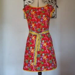 Robe Trapèze Ample à Manches Courtes Dans Les Tons Rouge, Jaune, Blanc Et Vert