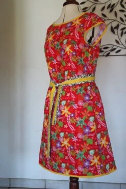 Robe Trapèze Ample à Manches Courtes Dans Les Tons Rouge, Jaune, Blanc Et Vert -Éclat Boutique 468407 robe trapeze ample a manches courtes dans les tons rouge jaune blanc et vert 4