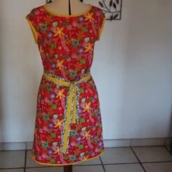 Robe Trapèze Ample à Manches Courtes Dans Les Tons Rouge, Jaune, Blanc Et Vert -Éclat Boutique 468407 robe trapeze ample a manches courtes dans les tons rouge jaune blanc et vert 5