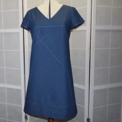 Robe Trapèze Ample Encolure En V Manches Courtes En Jeans Deming Bleu -Éclat Boutique 468454 robe trapeze ample encolure en v manches courtes en jeans deming bleu 1