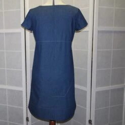 Robe Trapèze Ample Encolure En V Manches Courtes En Jeans Deming Bleu -Éclat Boutique 468454 robe trapeze ample encolure en v manches courtes en jeans deming bleu 2