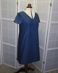 Robe Trapèze Ample Encolure En V Manches Courtes En Jeans Deming Bleu -Éclat Boutique 468454 robe trapeze ample encolure en v manches courtes en jeans deming bleu 4