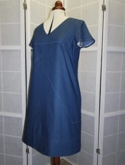 Robe Trapèze Ample Encolure En V Manches Courtes En Jeans Deming Bleu -Éclat Boutique 468454 robe trapeze ample encolure en v manches courtes en jeans deming bleu 5