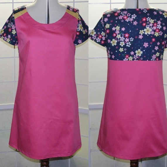 Robe Trapèze à Manches Courtes Dans Les Tons Rose, Bleu Et Jaune 1 Robe Trapèze à Manches Courtes Dans Les Tons Rose, Bleu Et Jaune