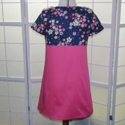 Robe Trapèze à Manches Courtes Dans Les Tons Rose, Bleu Et Jaune 5 Robe Trapèze à Manches Courtes Dans Les Tons Rose, Bleu Et Jaune -Éclat Boutique 468468 robe trapeze a manches courtes dans les tons rose bleu et jaune 3