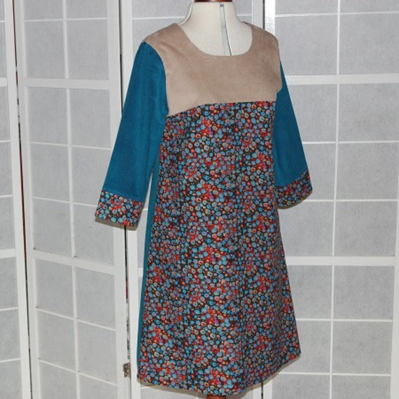 Robe Trapèze En En Velours Milleraies à Manches ¾ Dans Les Tons Marron, Beige Et Bleu 1 Robe Trapèze En En Velours Milleraies à Manches ¾ Dans Les Tons Marron, Beige Et Bleu