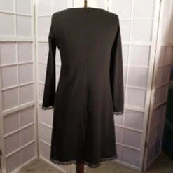 Robe Trapèze à Manches Longues En Crêpe Jersey Noir -Éclat Boutique 468494 robe trapeze a manches longues en crepe jersey noir 1