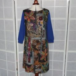 Robe Trapèze En Jersey à Motifs Multicolores Sur Fond Noir Et Manches 3/4 Bleues