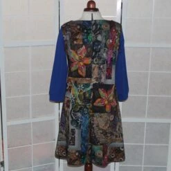 Robe Trapèze En Jersey à Motifs Multicolores Sur Fond Noir Et Manches 3/4 Bleues -Éclat Boutique 468560 robe trapeze en jersey a motifs multicolores sur fond noir et manches 3 4 bleues 4