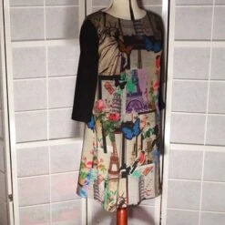 Robe Trapèze En Jersey à Motifs Multicolores Sur Fond Gris Et Manches 3/4 Noires -Éclat Boutique 468563 robe trapeze en jersey a motifs multicolores sur fond gris et manches 3 4 noires 2