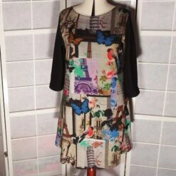 Robe Trapèze En Jersey à Motifs Multicolores Sur Fond Gris Et Manches 3/4 Noires