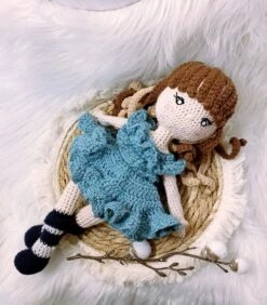 Jolie Poupée En Crochet Robe Bleue -Éclat Boutique 4685704 jolie poupee en crochet robe bleue 2