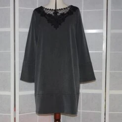 Robe Droite Gris Foncé Avec Applique En Dentelle Noire Et Manches Longues