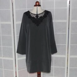 Robe Droite Gris Foncé Avec Applique En Dentelle Noire Et Manches Longues -Éclat Boutique 468585 robe droite gris fonce avec applique en dentelle noire et manches longues 4