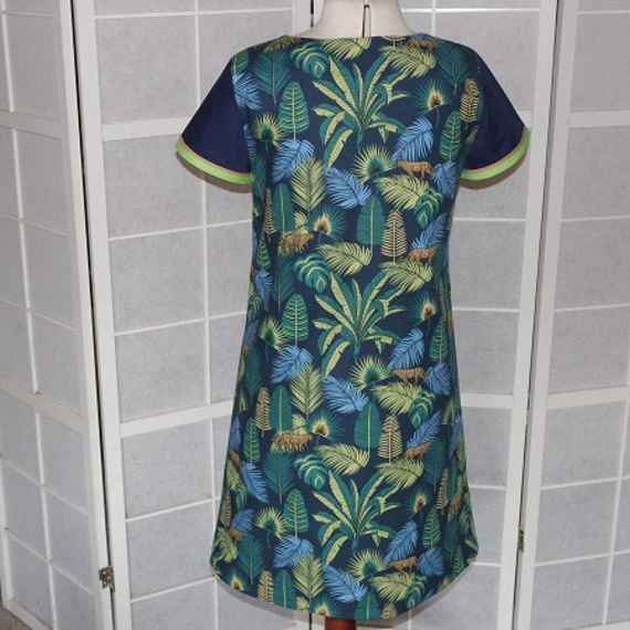 Robe Trapèze Ample à Manches Courtes Réalisée Dans Un Tissu Imprimé Jungle Tons Verts, Bleus Et Beiges 2 Robe Trapèze Ample à Manches Courtes Réalisée Dans Un Tissu Imprimé Jungle Tons Verts, Bleus Et Beiges – Image 2