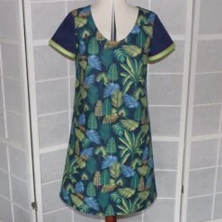 Robe Trapèze Ample à Manches Courtes Réalisée Dans Un Tissu Imprimé Jungle Tons Verts, Bleus Et Beiges