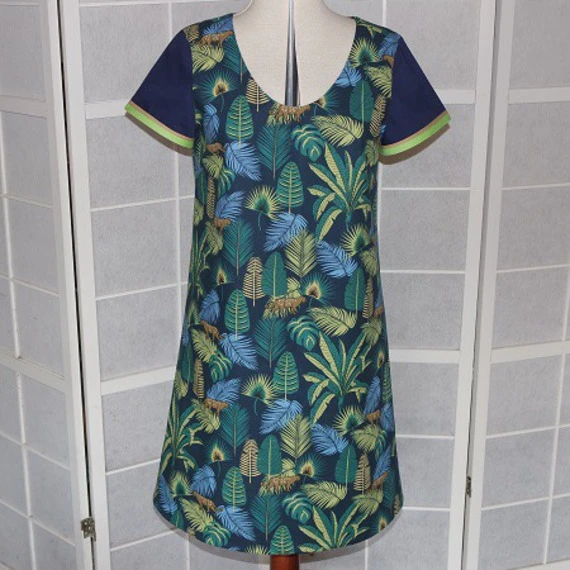 Robe Trapèze Ample à Manches Courtes Réalisée Dans Un Tissu Imprimé Jungle Tons Verts, Bleus Et Beiges 1 Robe Trapèze Ample à Manches Courtes Réalisée Dans Un Tissu Imprimé Jungle Tons Verts, Bleus Et Beiges