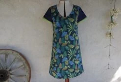 Robe Trapèze Ample à Manches Courtes Réalisée Dans Un Tissu Imprimé Jungle Tons Verts, Bleus Et Beiges 6 Robe Trapèze Ample à Manches Courtes Réalisée Dans Un Tissu Imprimé Jungle Tons Verts, Bleus Et Beiges -Éclat Boutique 468609 robe trapeze ample a manches courtes realisee dans un tissu imprime jungle tons verts bleus et beiges 3