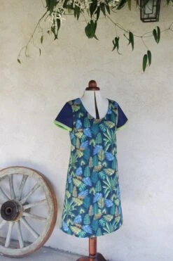 Robe Trapèze Ample à Manches Courtes Réalisée Dans Un Tissu Imprimé Jungle Tons Verts, Bleus Et Beiges 7 Robe Trapèze Ample à Manches Courtes Réalisée Dans Un Tissu Imprimé Jungle Tons Verts, Bleus Et Beiges -Éclat Boutique 468609 robe trapeze ample a manches courtes realisee dans un tissu imprime jungle tons verts bleus et beiges 4