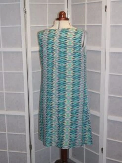 Robe Trapèze Ample Sans Manches Col Bénitier En Viscose Fluide -Éclat Boutique 468637 robe trapeze ample sans manches col benitier en viscose fluide 3