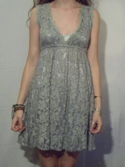 Robe Courte En Dentelle Couleur Grise