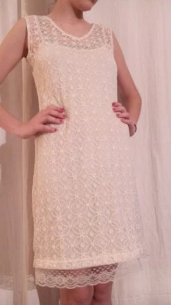 Robe Courte En Dentelle Couleur écru Motif Fleur -Éclat Boutique 780147 robe courte en dentelle couleur ecru motif fleur 3