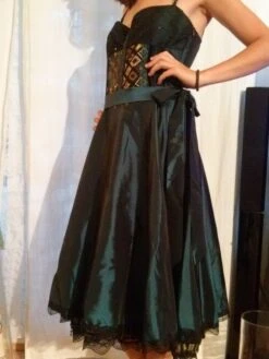 Robe Mi Longue à Bretelles En Satin Et Dentelle -Éclat Boutique 780303 robe mi longue a bretelles en satin et dentelle 3