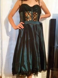 Robe Mi Longue à Bretelles En Satin Et Dentelle -Éclat Boutique 780303 robe mi longue a bretelles en satin et dentelle 4